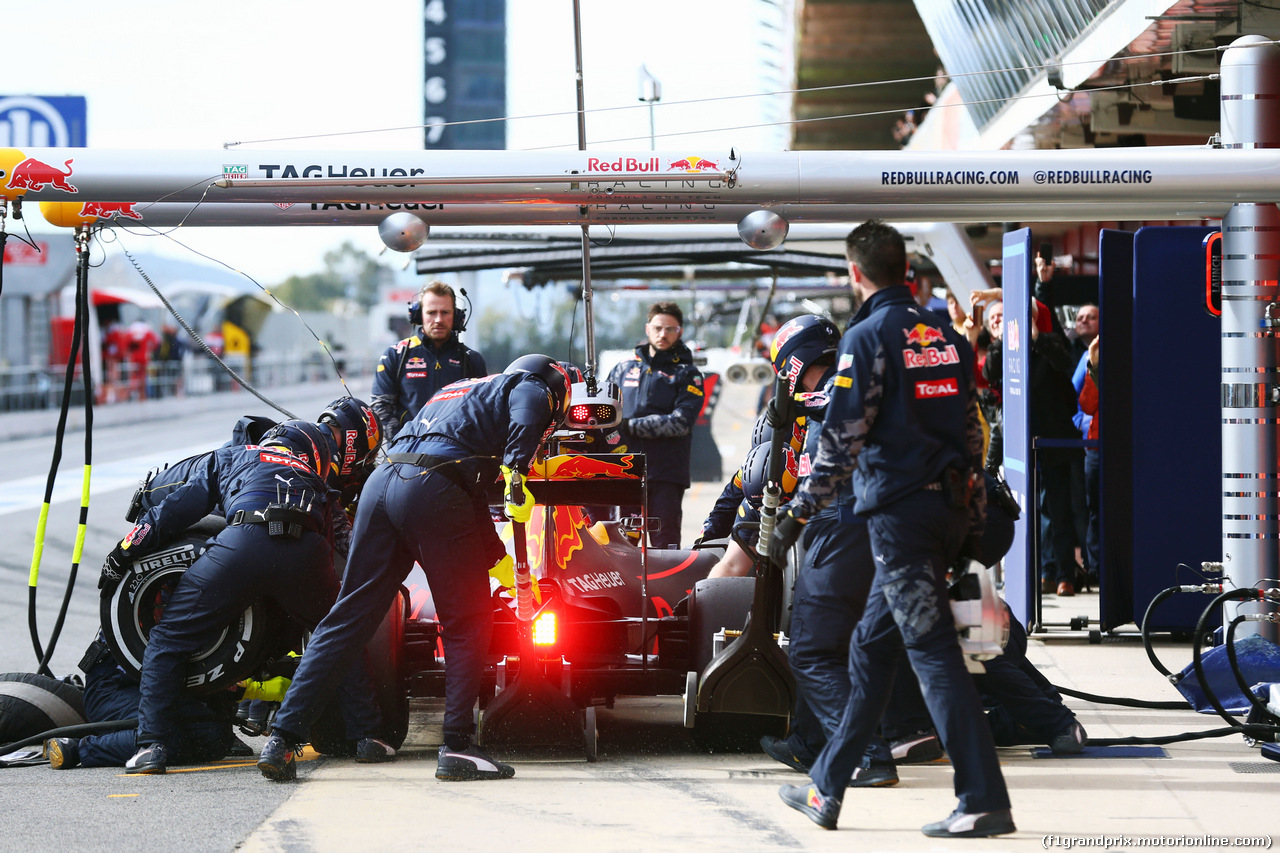 TEST F1 BARCELLONA 3 MARZO, Daniil Kvyat (RUS) Red Bull Racing RB12 practices a pit stop.
03.03.2016.