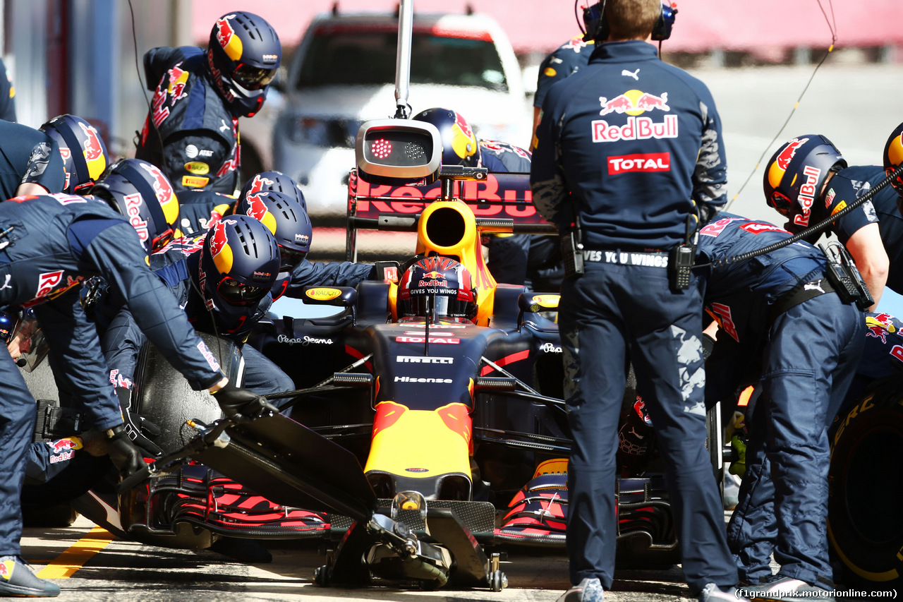 TEST F1 BARCELLONA 3 MARZO, Daniil Kvyat (RUS) Red Bull Racing RB12 practices a pit stop.
03.03.2016.