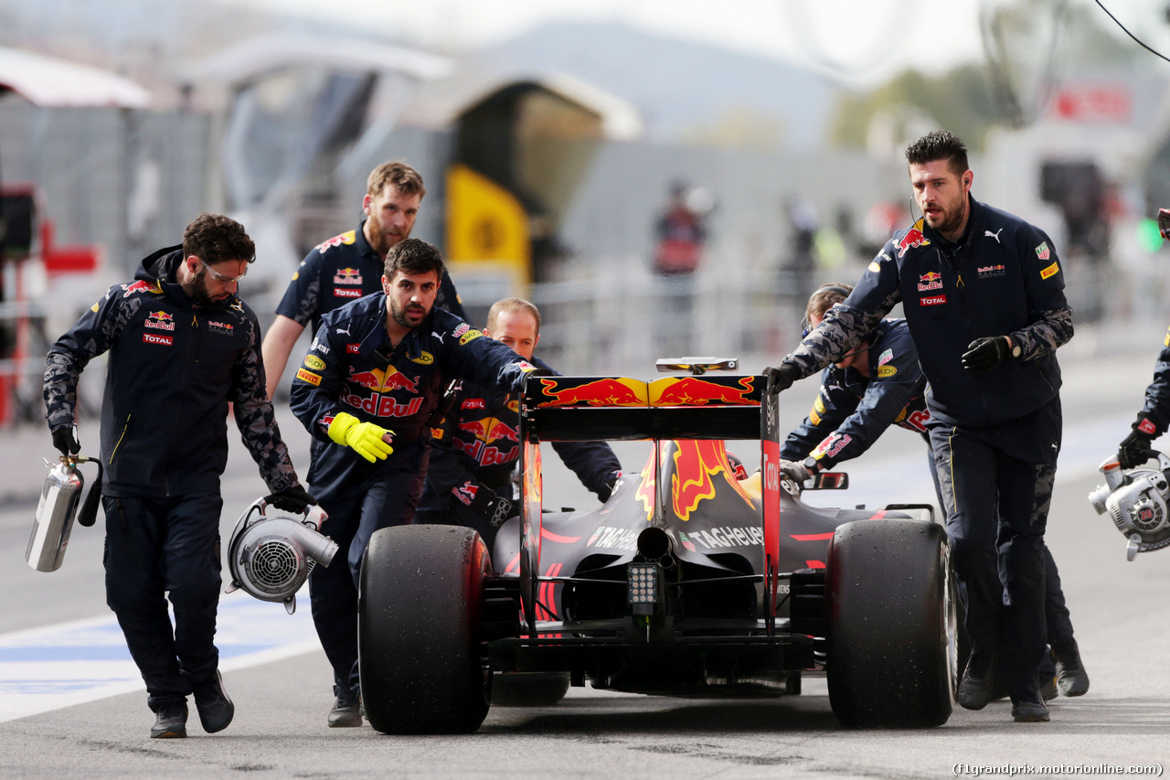TEST F1 BARCELLONA 3 MARZO, Daniil Kvyat (RUS) Red Bull Racing RB12 is pushed back in the pits.
03.03.2016.
