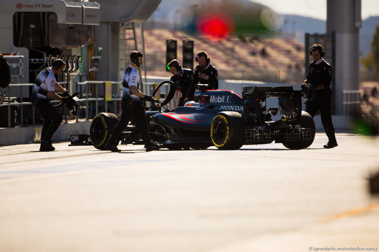 TEST F1 BARCELLONA 3 MARZO, Fernando Alonso (ESP) McLaren MP4-31 in the pits.
03.03.2016.