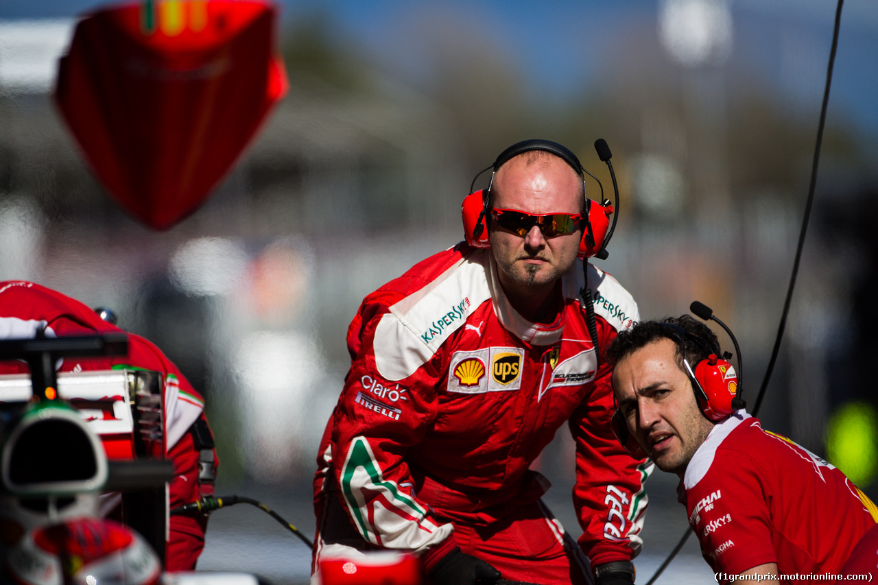 TEST F1 BARCELLONA 3 MARZO, Ferrari meccanici in the pits.
03.03.2016.