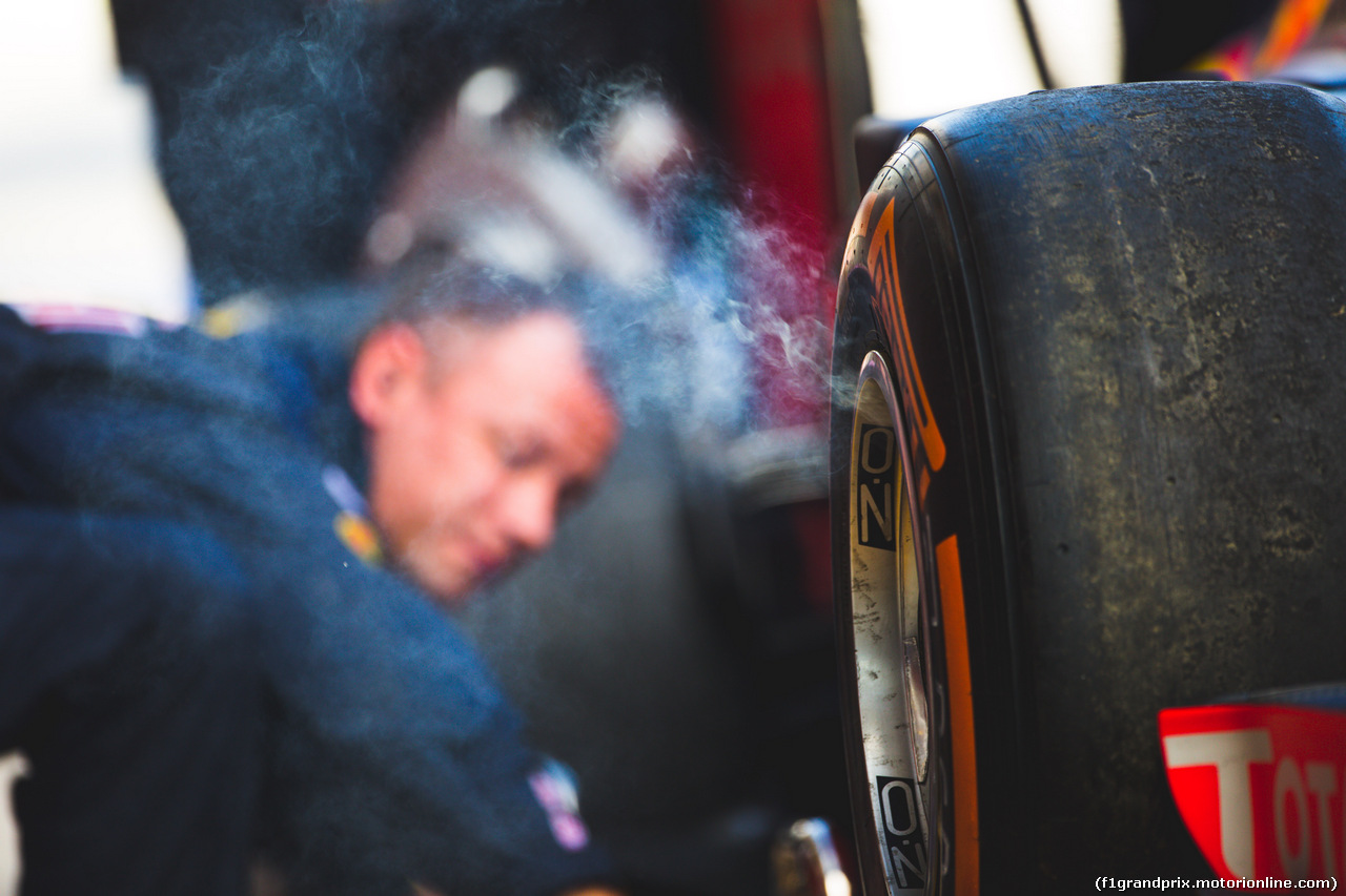 TEST F1 BARCELLONA 3 MARZO, Red Bull Racing RB12 brake smoke from a wheel.
03.03.2016.