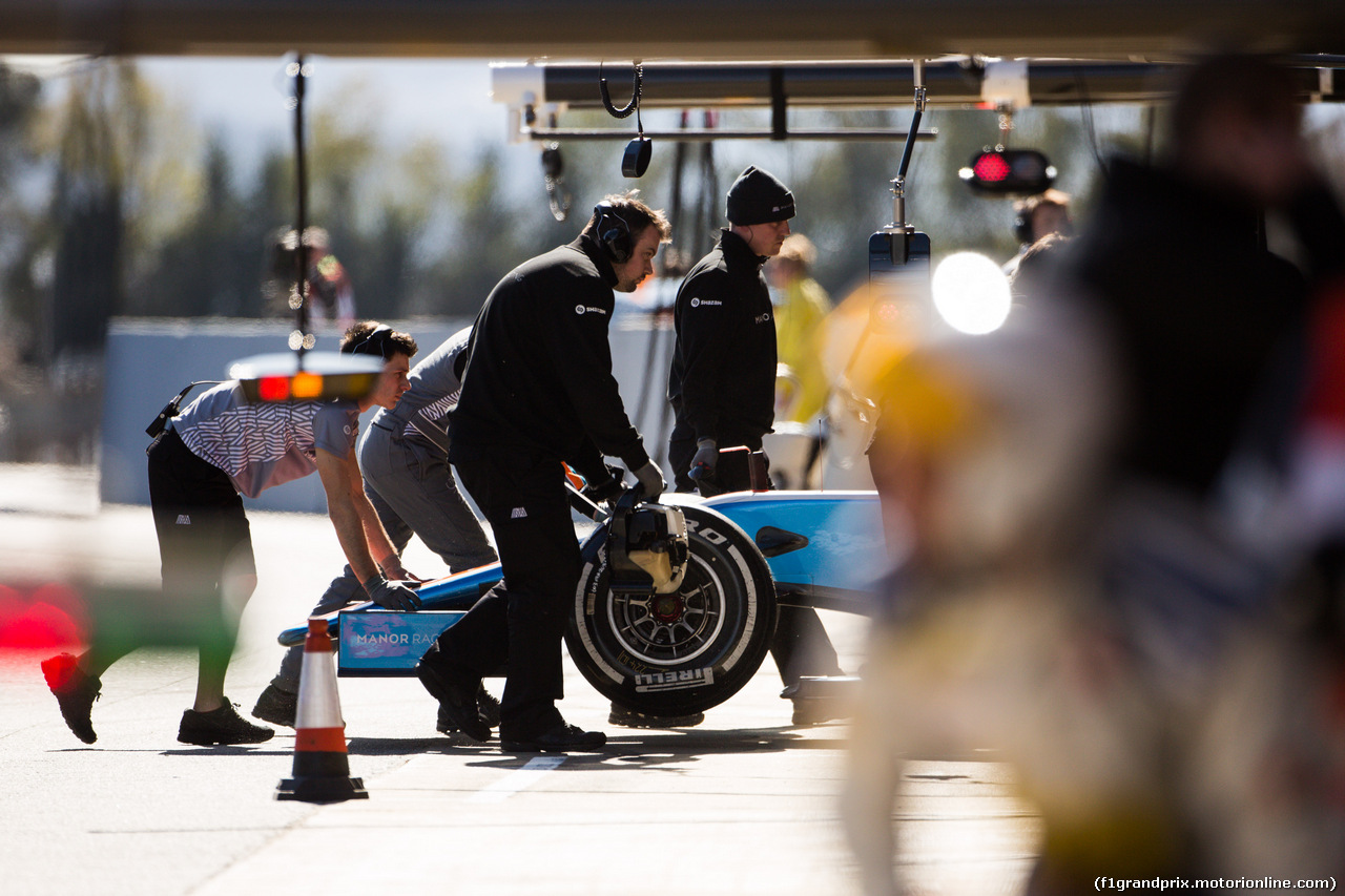 TEST F1 BARCELLONA 3 MARZO, Pascal Wehrlein (GER) Manor Racing MRT05 in the pits.
03.03.2016.