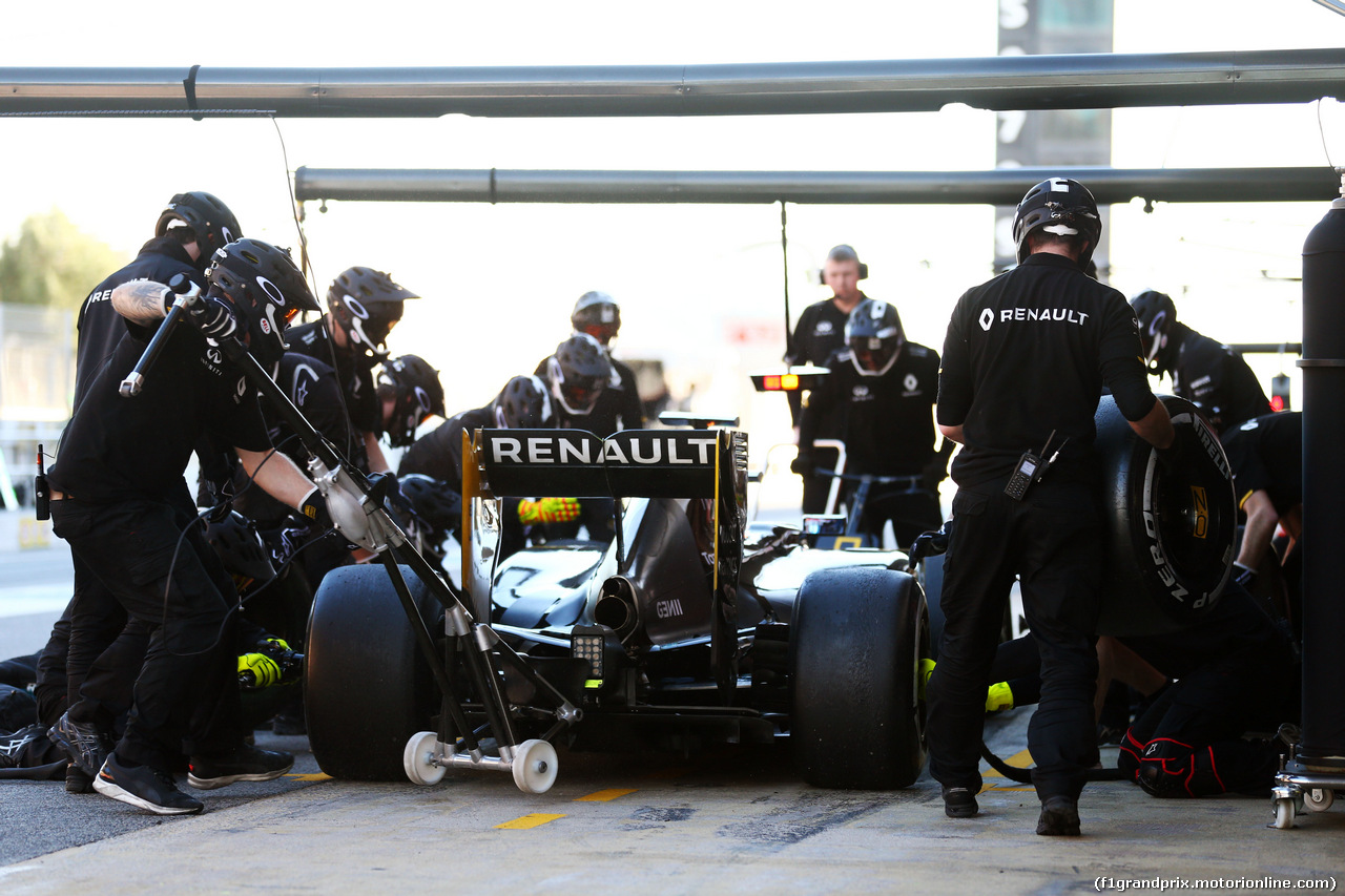 TEST F1 BARCELLONA 3 MARZO, Jolyon Palmer (GBR) Renault Sport F1 Team RS16 practices a pit stop.
03.03.2016.