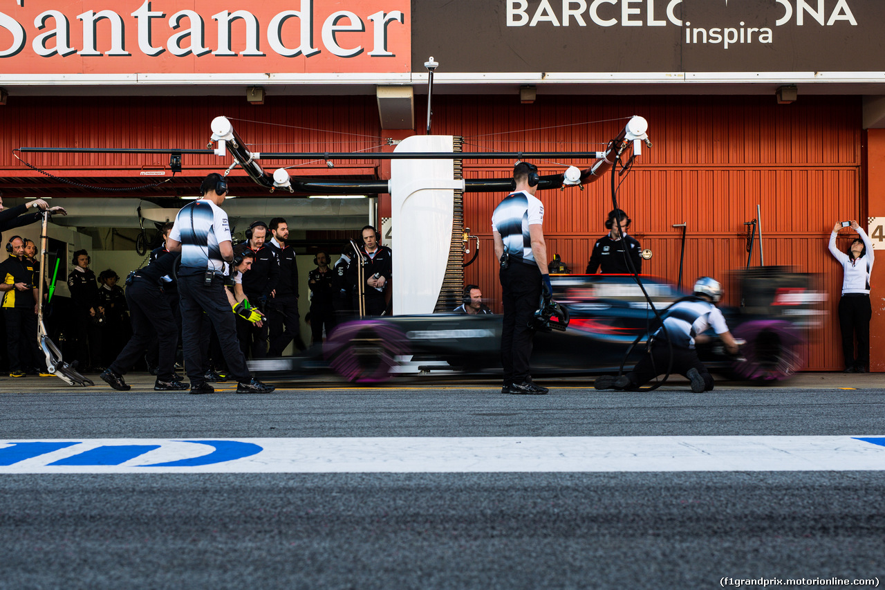 TEST F1 BARCELLONA 3 MARZO, Fernando Alonso (ESP) McLaren MP4-31 practices a pit stop.
03.03.2016.
