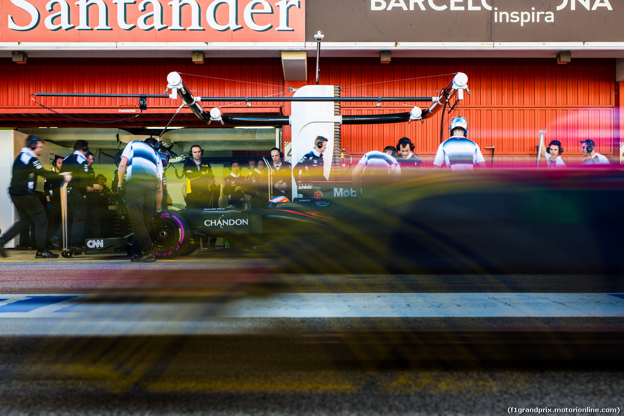 TEST F1 BARCELLONA 3 MARZO, Fernando Alonso (ESP) McLaren MP4-31 in the pits.
03.03.2016.