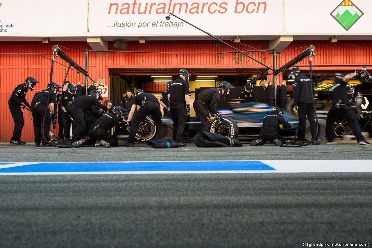TEST F1 BARCELLONA 3 MARZO, Jolyon Palmer (GBR) Renault Sport F1 Team RS16 practices a pit stop.
03.03.2016.
