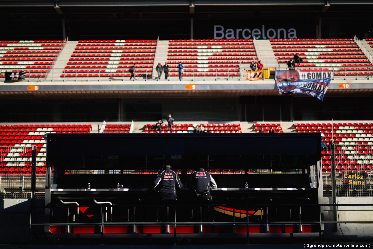 TEST F1 BARCELLONA 3 MARZO, Red Bull Racing pit gantry.
03.03.2016.