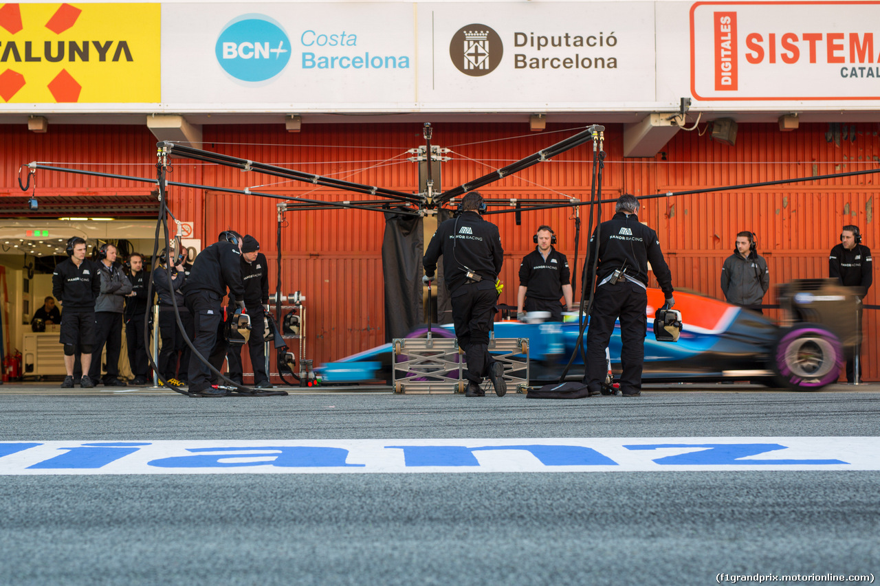 TEST F1 BARCELLONA 3 MARZO, Pascal Wehrlein (GER) Manor Racing MRT05 practices a pit stop.
03.03.2016.