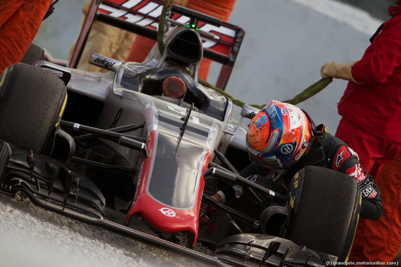 TEST F1 BARCELLONA 3 MARZO, Romain Grosjean (FRA) Haas F1 Team VF-16 in the gravel trap.
03.03.2016.