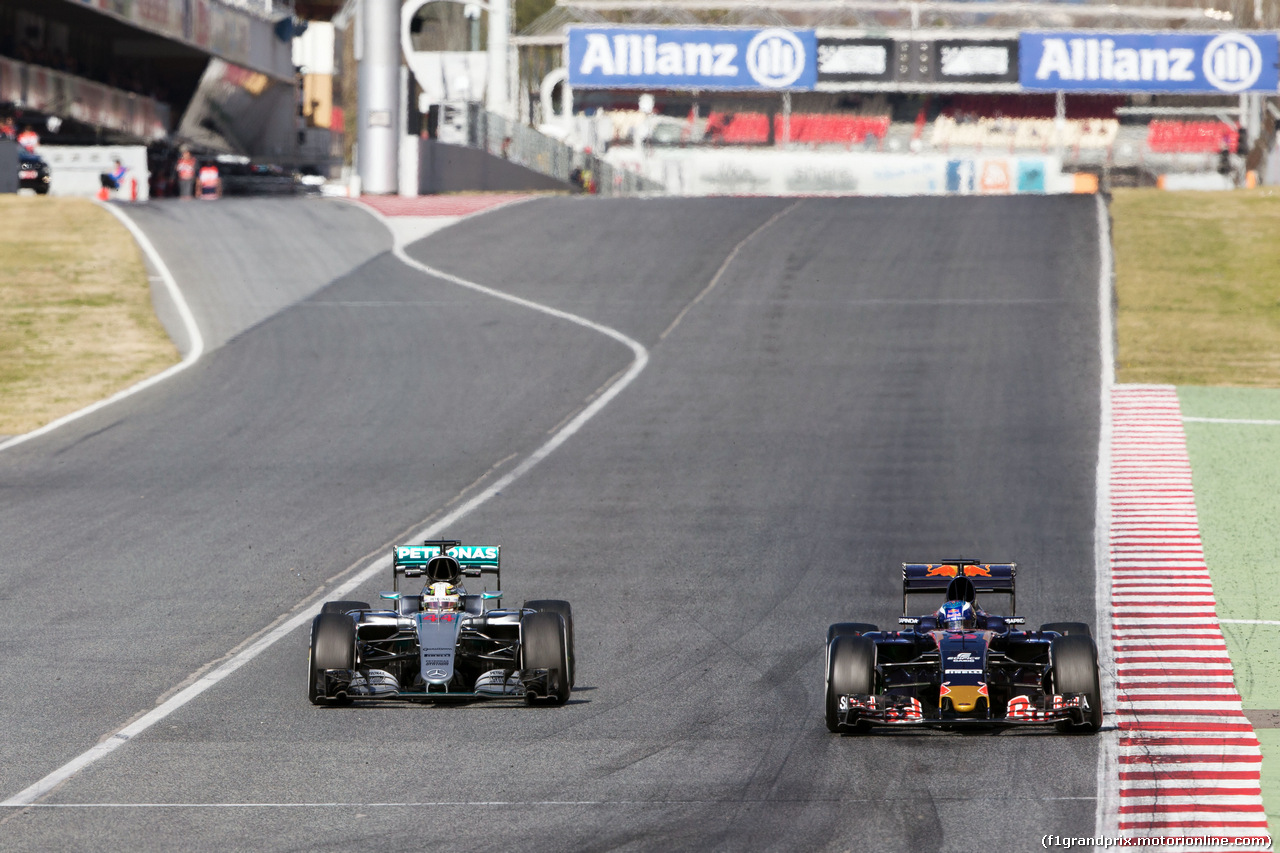 TEST F1 BARCELLONA 3 MARZO, (L to R): Lewis Hamilton (GBR) Mercedes AMG F1 W07 Hybrid e Max Verstappen (NLD) Scuderia Toro Rosso STR11.
03.03.2016.
