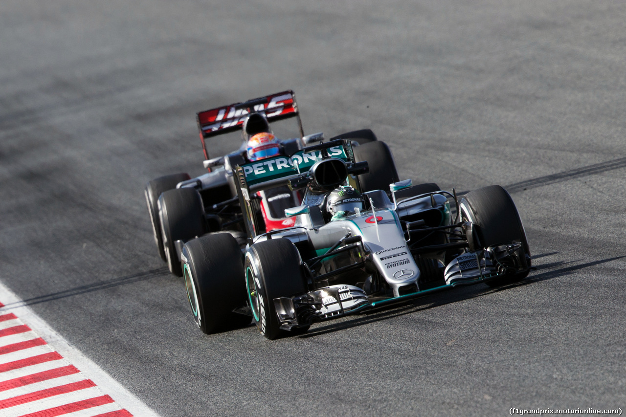 TEST F1 BARCELLONA 3 MARZO, Nico Rosberg (GER) Mercedes AMG F1 W07 Hybrid davanti a Romain Grosjean (FRA) Haas F1 Team VF-16.
03.03.2016.