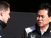 TEST F1 BARCELLONA 4 MARZO, (L to R): Stoffel Vandoorne (BEL) McLaren Test e Reserve Driver with Yasuhisa Arai (JPN) Honda Motorsport Chief Officer.
04.03.2016.