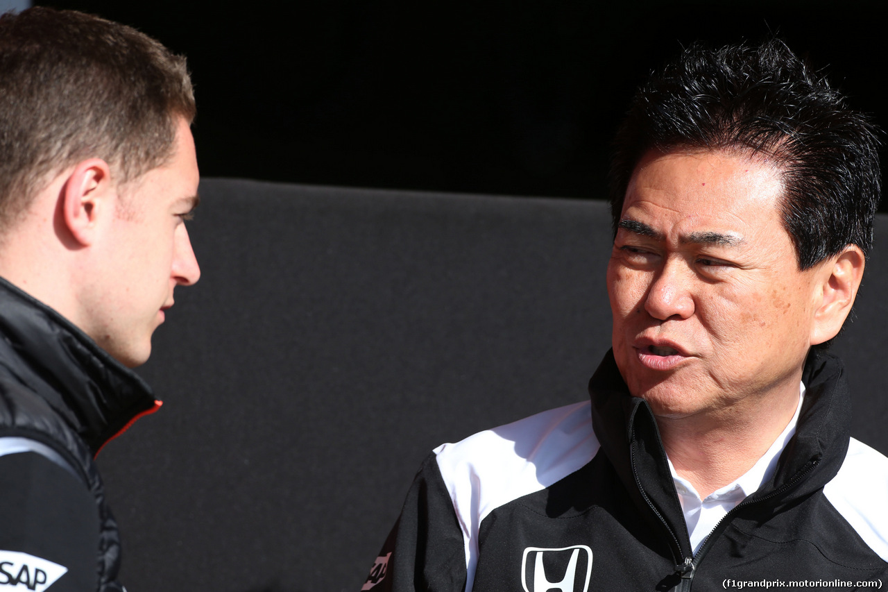 TEST F1 BARCELLONA 4 MARZO, (L to R): Stoffel Vandoorne (BEL) McLaren Test e Reserve Driver with Yasuhisa Arai (JPN) Honda Motorsport Chief Officer.
04.03.2016.