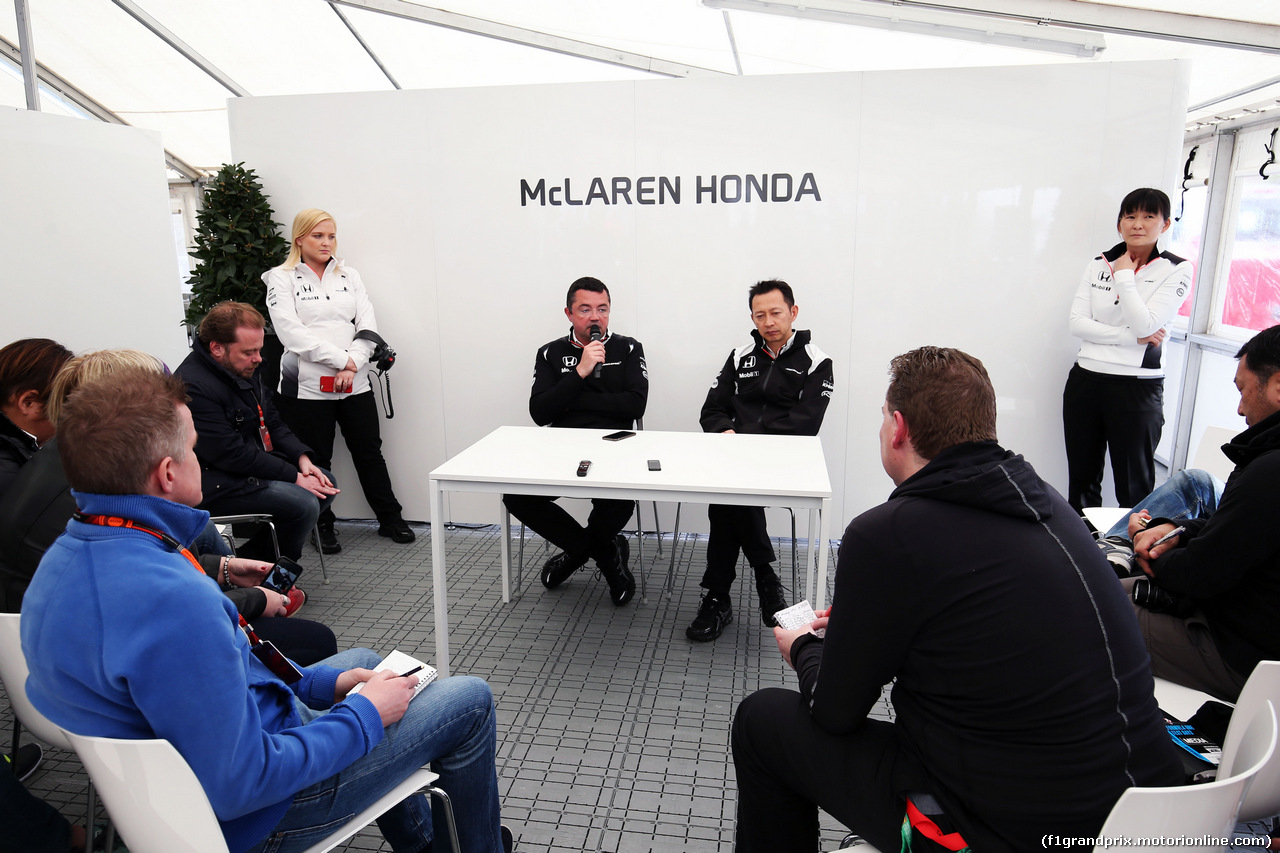 TEST F1 BARCELLONA 4 MARZO, (L to R): Eric Boullier (FRA) McLaren Racing Director with Yusuke Hasegawa (JPN) Head of Honda F1 Programme.
04.03.2016.