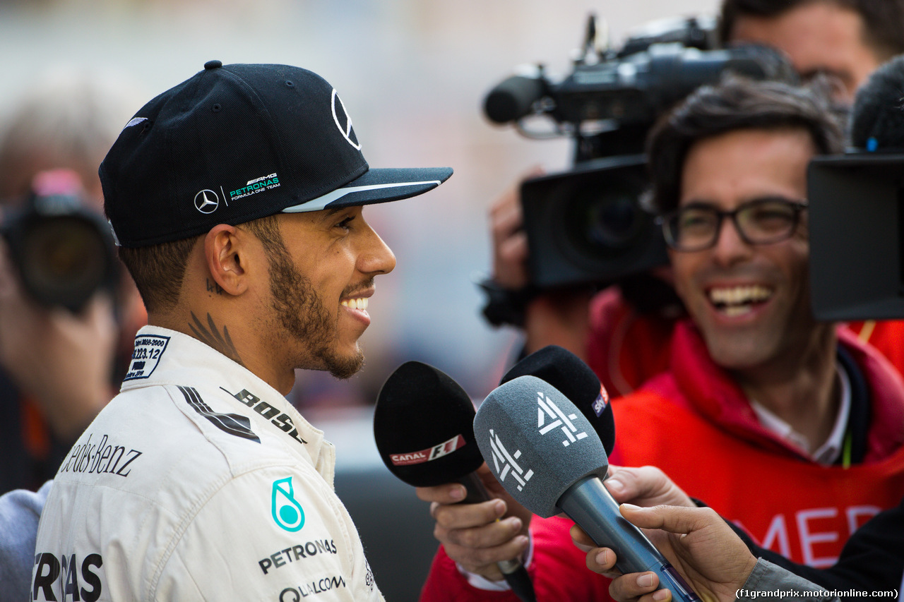 TEST F1 BARCELLONA 4 MARZO, Lewis Hamilton (GBR) Mercedes AMG F1 with the media.
04.03.2016.