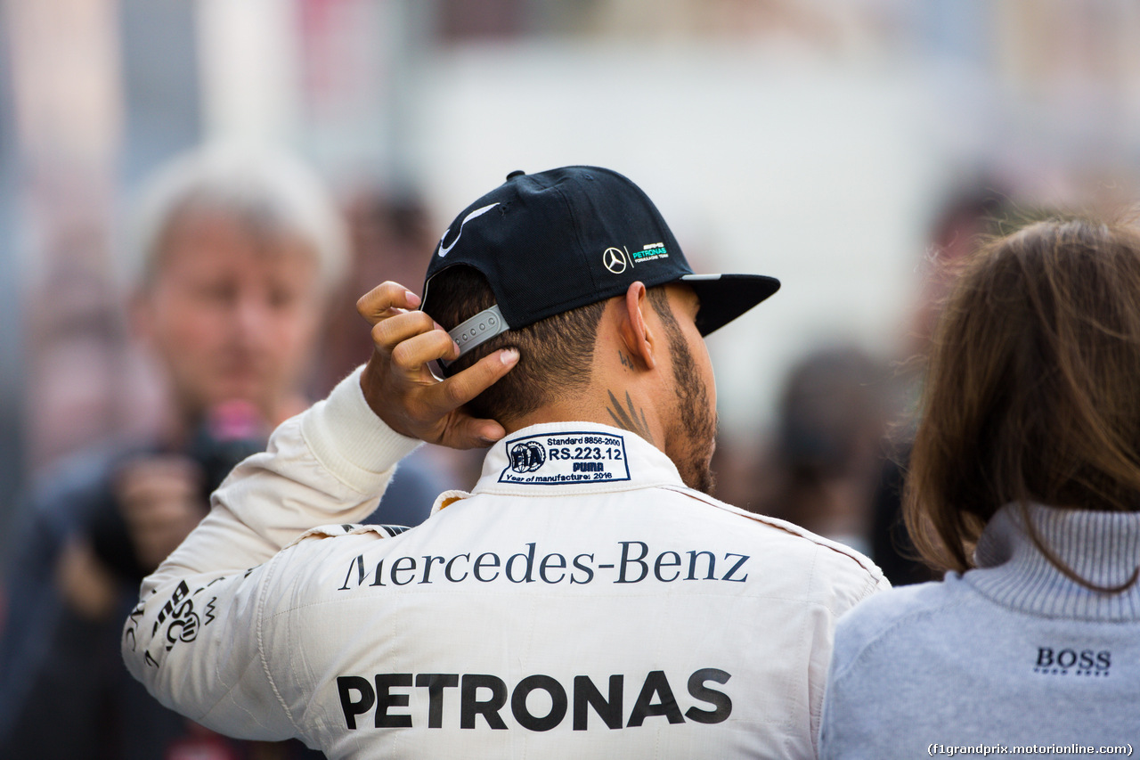 TEST F1 BARCELLONA 4 MARZO, Lewis Hamilton (GBR) Mercedes AMG F1 with the media.
04.03.2016.