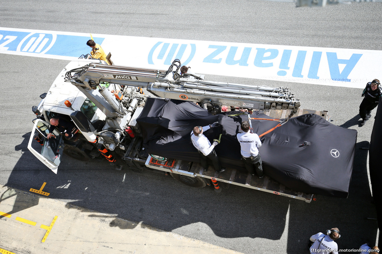 TEST F1 BARCELLONA 4 MARZO, The Mercedes AMG F1 W07 Hybrid of Lewis Hamilton (GBR) Mercedes AMG F1 is recovered back to the pits on the back of a truck.
04.03.2016.