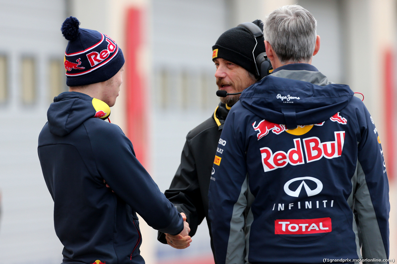 TEST F1 PIRELLI 26 GENNAIO PAUL RICARD, Daniil Kvyat (RUS), Red Bull Racing e a Pirelli technician
26.01.2016.