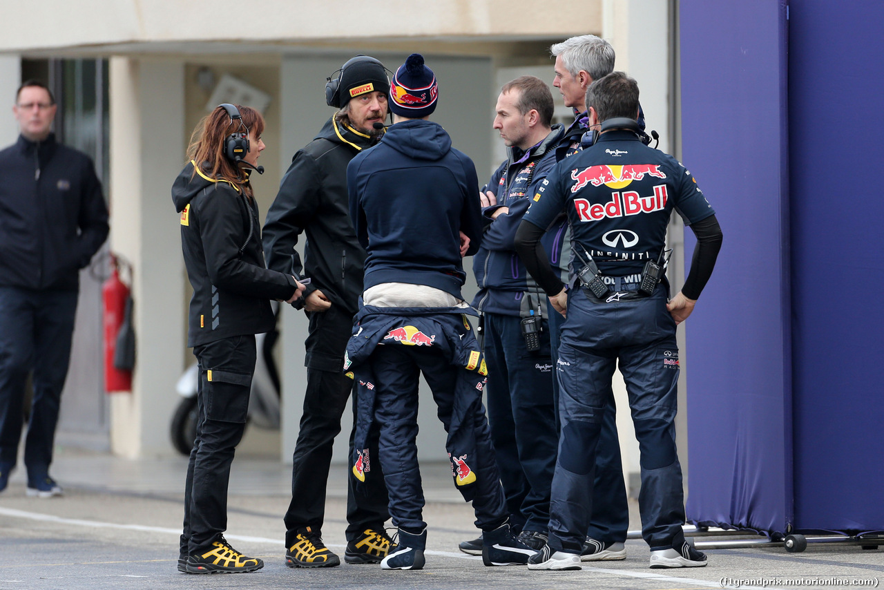 TEST F1 PIRELLI 26 GENNAIO PAUL RICARD, Pirelli technicians talks to Daniil Kvyat (RUS), Red Bull Racing 
26.01.2016.