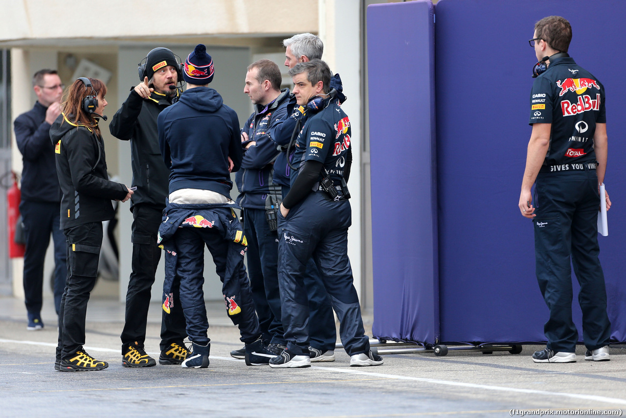 TEST F1 PIRELLI 26 GENNAIO PAUL RICARD, Pirelli technicians talks to Daniil Kvyat (RUS), Red Bull Racing 
26.01.2016.