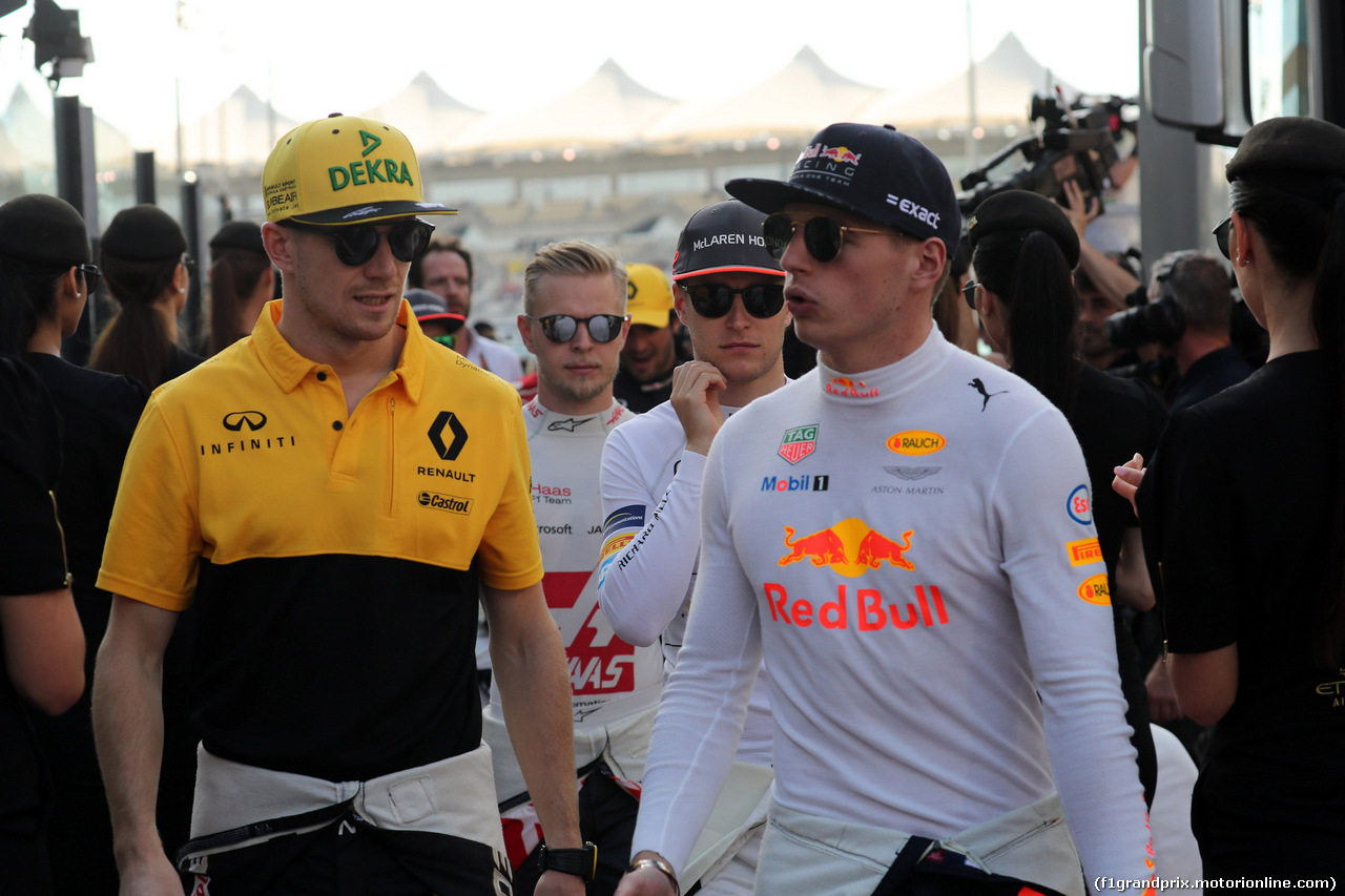 GP ABU DHABI, 26.11.2017 - Nico Hulkenberg (GER) Renault Sport F1 Team RS17 e Max Verstappen (NED) Red Bull Racing RB13