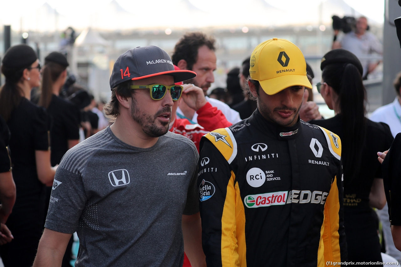 GP ABU DHABI, 26.11.2017 - Fernando Alonso (ESP) McLaren MCL32 e Carlos Sainz Jr (ESP) Renault Sport F1 Team RS17