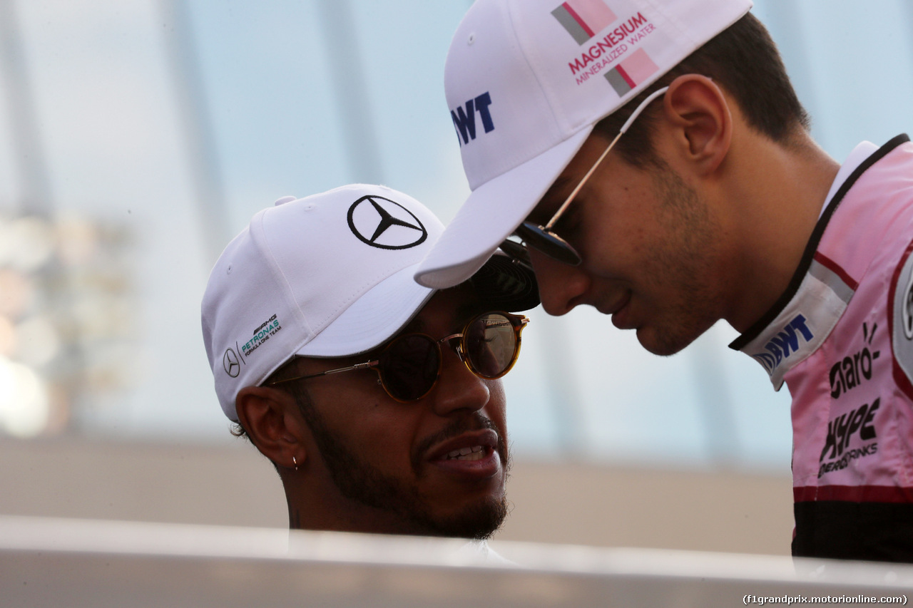 GP ABU DHABI, 26.11.2017 - Lewis Hamilton (GBR) Mercedes AMG F1 W08 e Esteban Ocon (FRA) Sahara Force India F1 VJM10