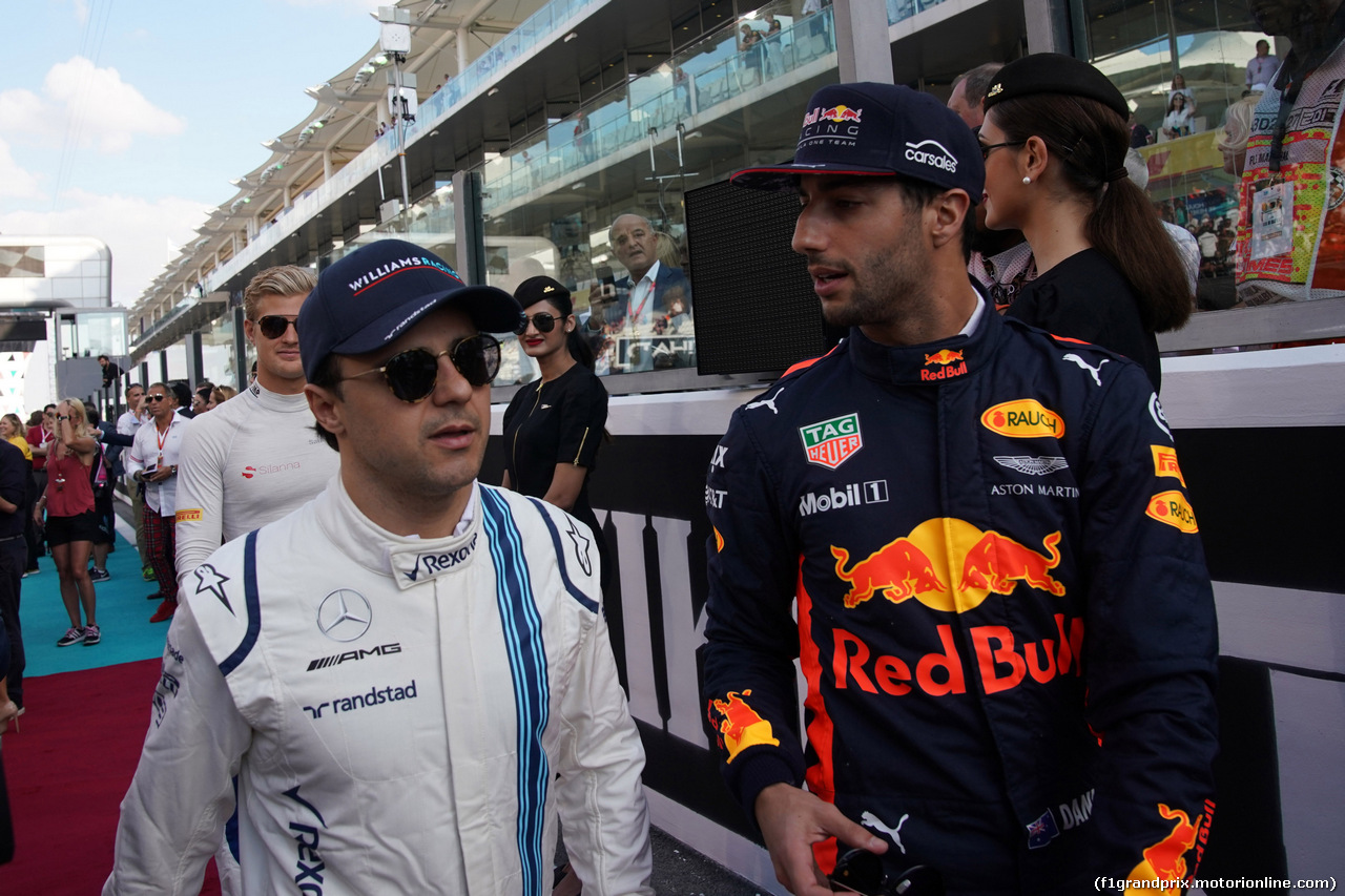 GP ABU DHABI, 26.11.2017 - Felipe Massa (BRA) Williams FW40 e Daniel Ricciardo (AUS) Red Bull Racing RB13