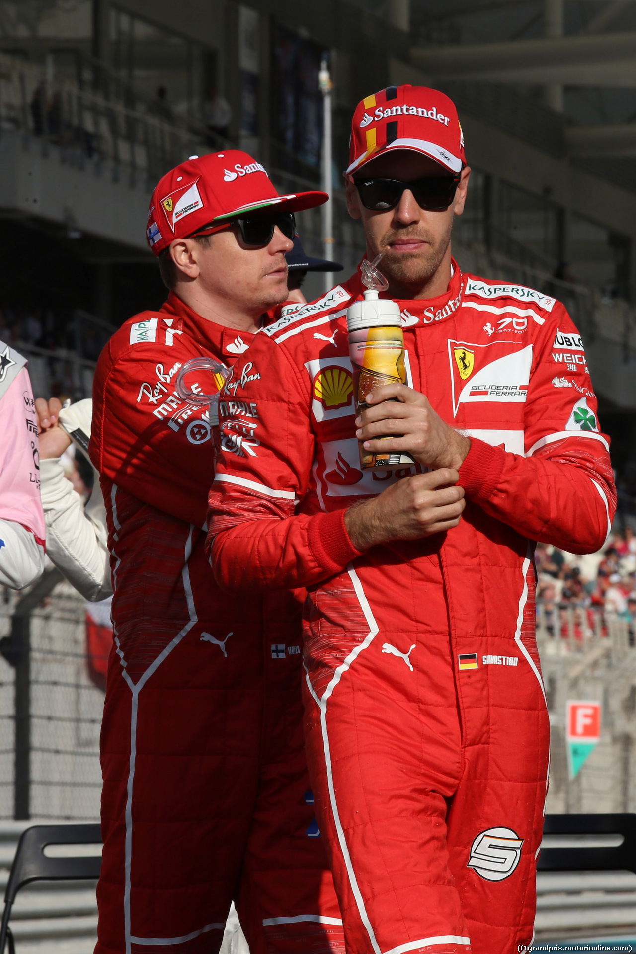 GP ABU DHABI, 26.11.2017 - Kimi Raikkonen (FIN) Ferrari SF70H e Sebastian Vettel (GER) Ferrari SF70H