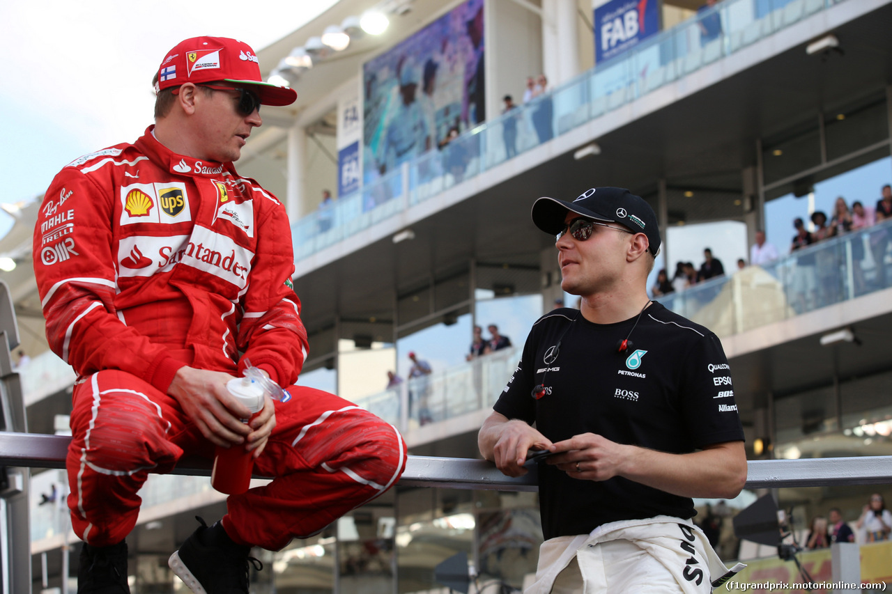 GP ABU DHABI, 26.11.2017 - Kimi Raikkonen (FIN) Ferrari SF70H e Valtteri Bottas (FIN) Mercedes AMG F1 W08