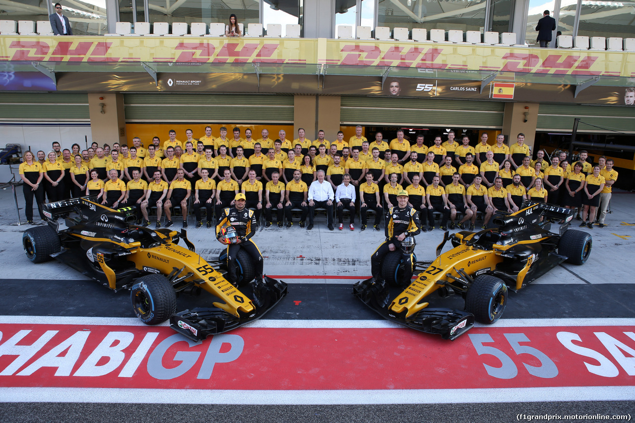 GP ABU DHABI, 26.11.2017 - Renault Team photograph