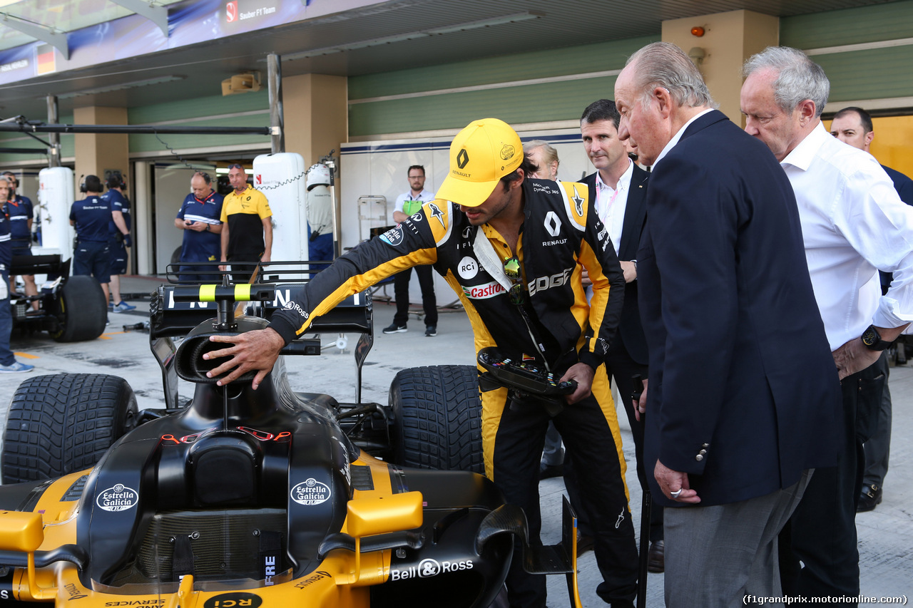 GP ABU DHABI, 26.11.2017 - Carlos Sainz Jr (ESP) Renault Sport F1 Team RS17 e Juan Carlos de Espana