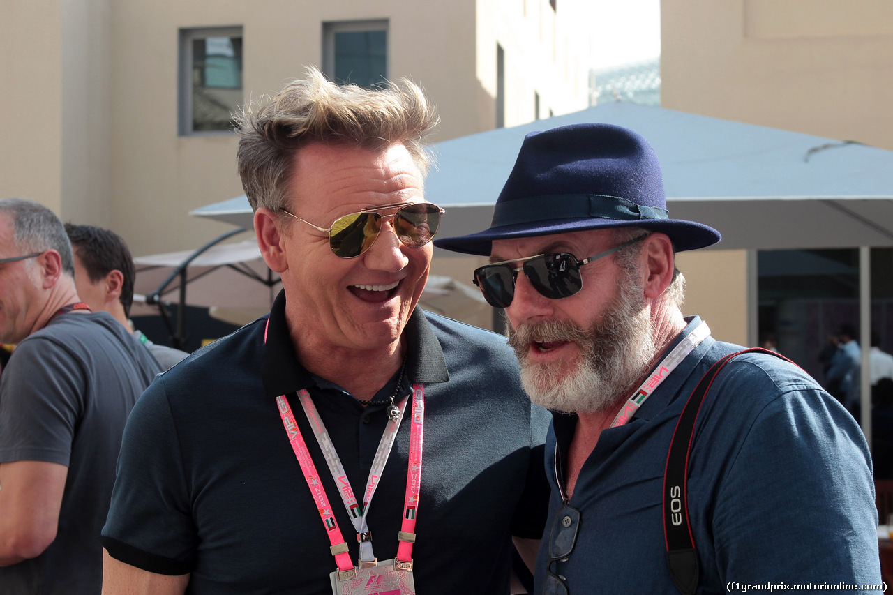 GP ABU DHABI, 26.11.2017 - (L to R): Gordon Ramsey (GBR) Celebrity Chef with Liam Cunningham (IRE) Actor.