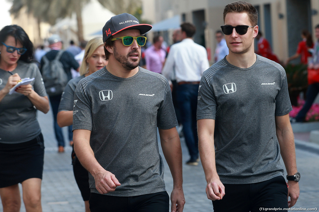 GP ABU DHABI, 26.11.2017 - Fernando Alonso (ESP) McLaren MCL32 e Stoffel Vandoorne (BEL) McLaren MCL32