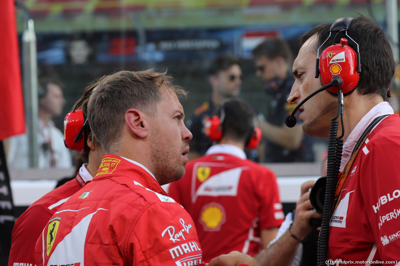 GP ABU DHABI, 26.11.2017 - Gara, Sebastian Vettel (GER) Ferrari SF70H e Riccardo Adami (ITA) Ferrari Gara Engineer