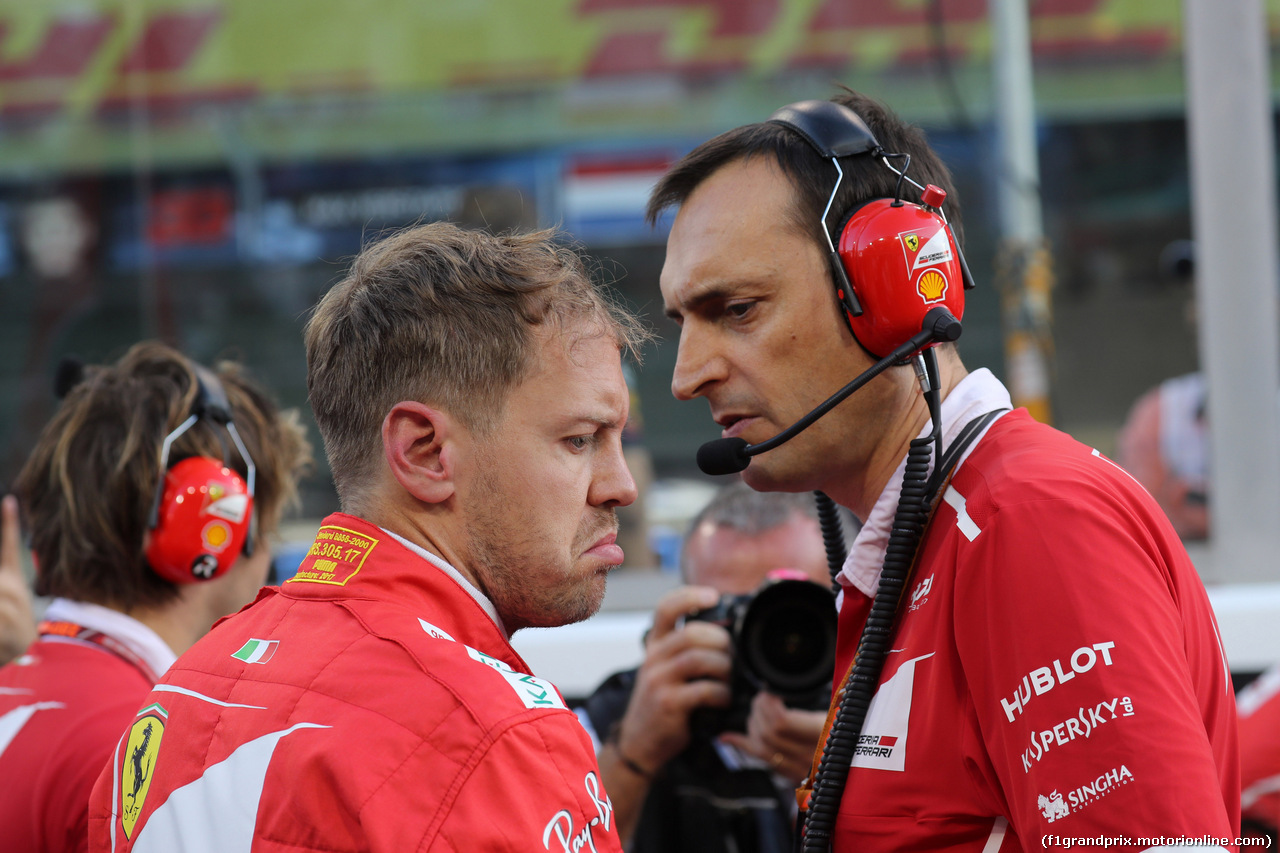 GP ABU DHABI, 26.11.2017 - Gara, Sebastian Vettel (GER) Ferrari SF70H e Riccardo Adami (ITA) Ferrari Gara Engineer