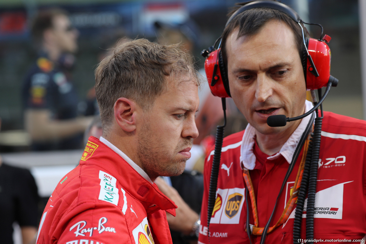 GP ABU DHABI, 26.11.2017 - Gara, Sebastian Vettel (GER) Ferrari SF70H e Riccardo Adami (ITA) Ferrari Gara Engineer