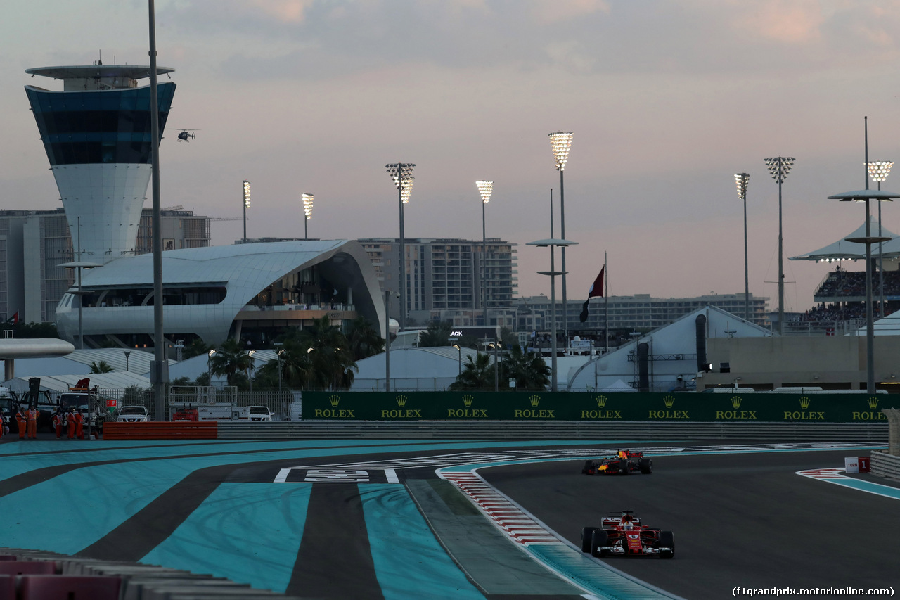 GP ABU DHABI, 26.11.2017 - Gara, Sebastian Vettel (GER) Ferrari SF70H davanti a Daniel Ricciardo (AUS) Red Bull Racing RB13