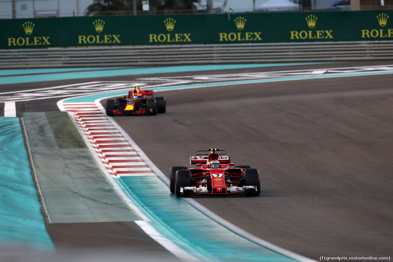 GP ABU DHABI, 26.11.2017 - Gara, Kimi Raikkonen (FIN) Ferrari SF70H davanti a Max Verstappen (NED) Red Bull Racing RB13