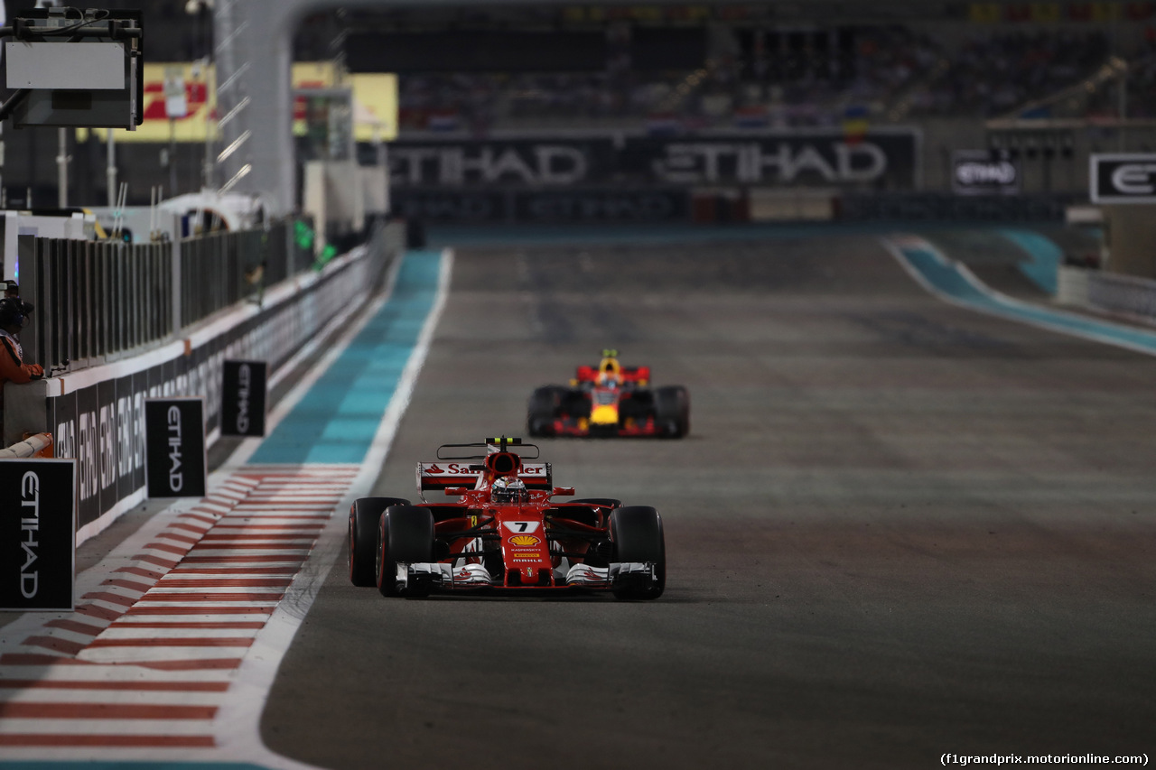 GP ABU DHABI, 26.11.2017 - Gara, Kimi Raikkonen (FIN) Ferrari SF70H davanti a Max Verstappen (NED) Red Bull Racing RB13