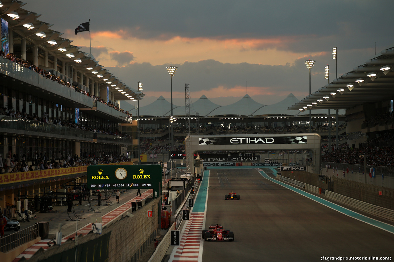 GP ABU DHABI, 26.11.2017 - Gara, Kimi Raikkonen (FIN) Ferrari SF70H davanti a Max Verstappen (NED) Red Bull Racing RB13
