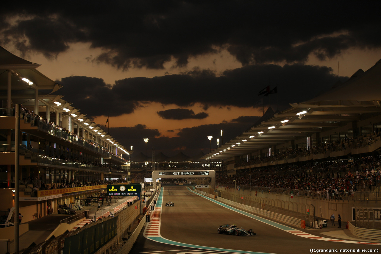 GP ABU DHABI, 26.11.2017 - Gara, Valtteri Bottas (FIN) Mercedes AMG F1 W08 davanti a Lewis Hamilton (GBR) Mercedes AMG F1 W08