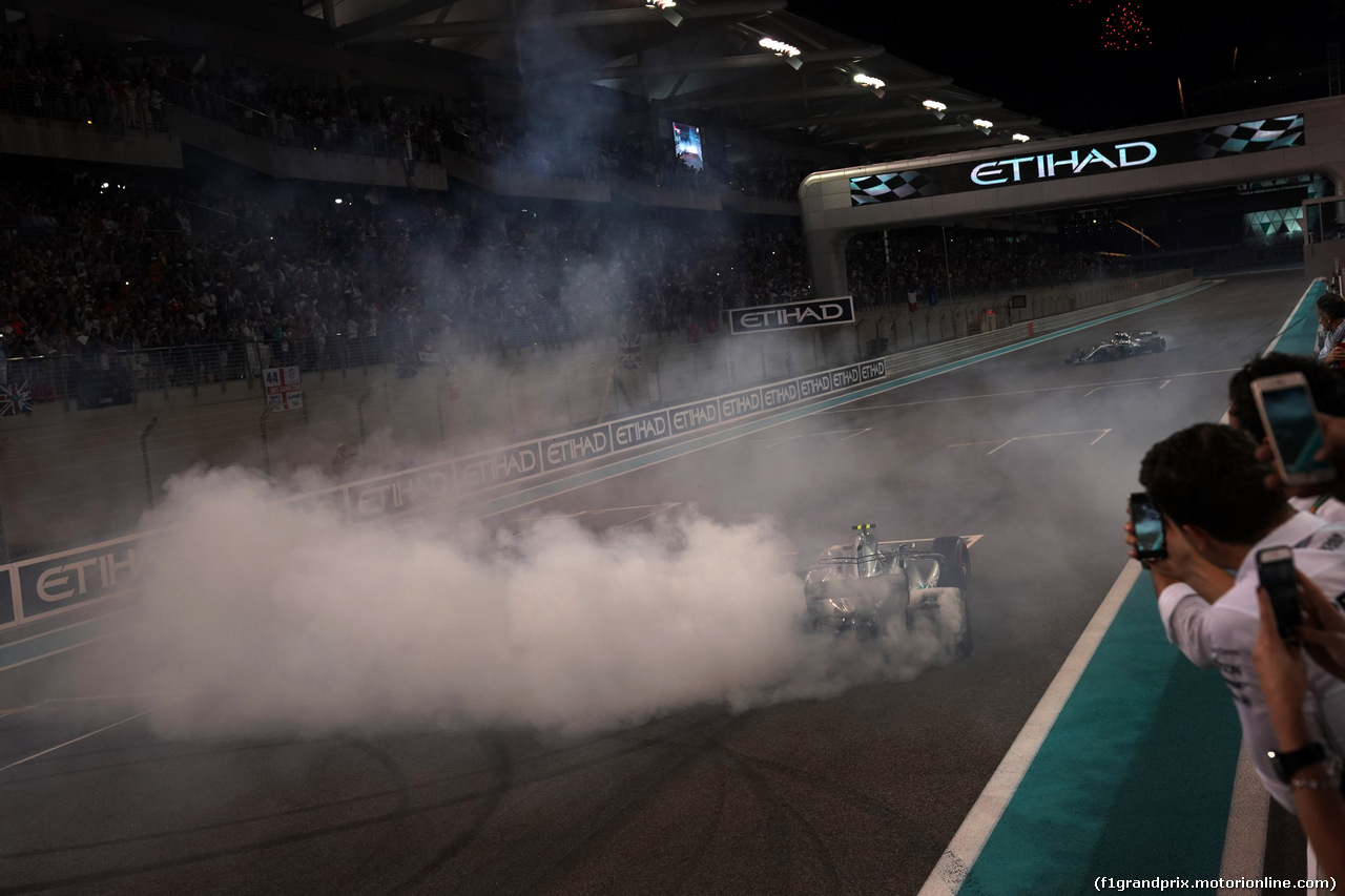 GP ABU DHABI, 26.11.2017 - Gara, Valtteri Bottas (FIN) Mercedes AMG F1 W08 vincitore