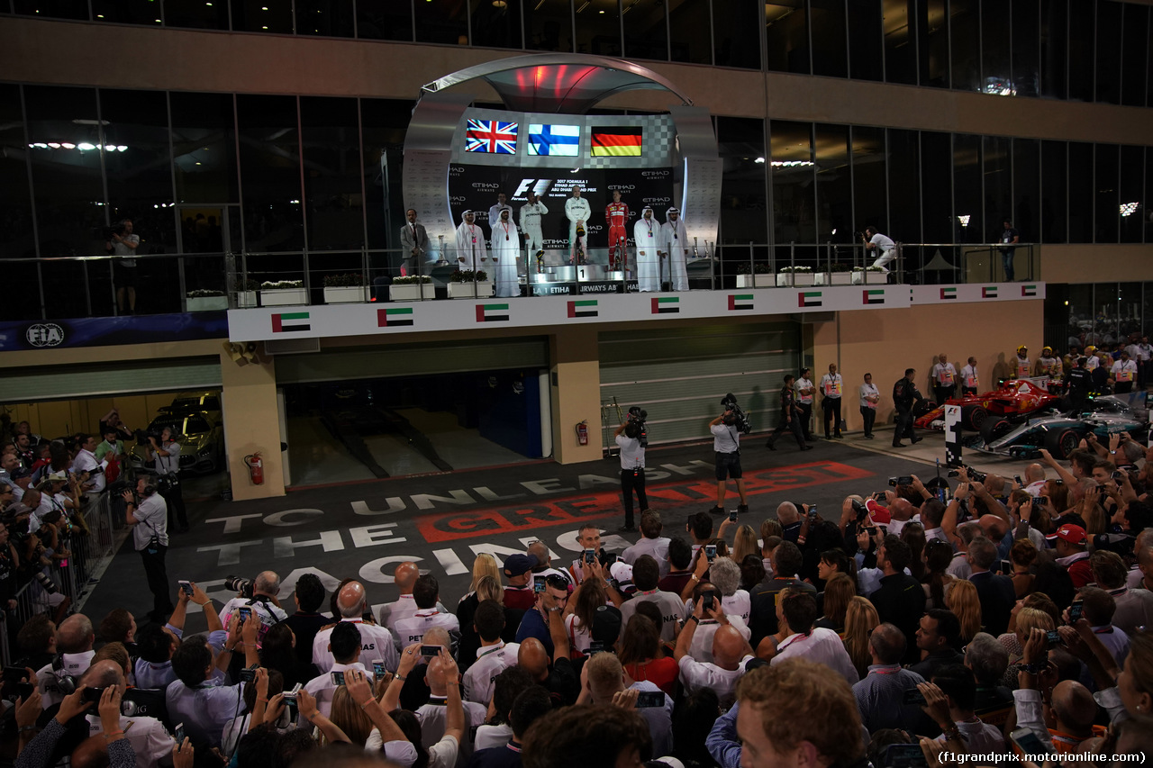 GP ABU DHABI, 26.11.2017 - Gara, 1st place Valtteri Bottas (FIN) Mercedes AMG F1 W08, 2nd place Lewis Hamilton (GBR) Mercedes AMG F1 W08 e 3rd place Sebastian Vettel (GER) Ferrari SF70H