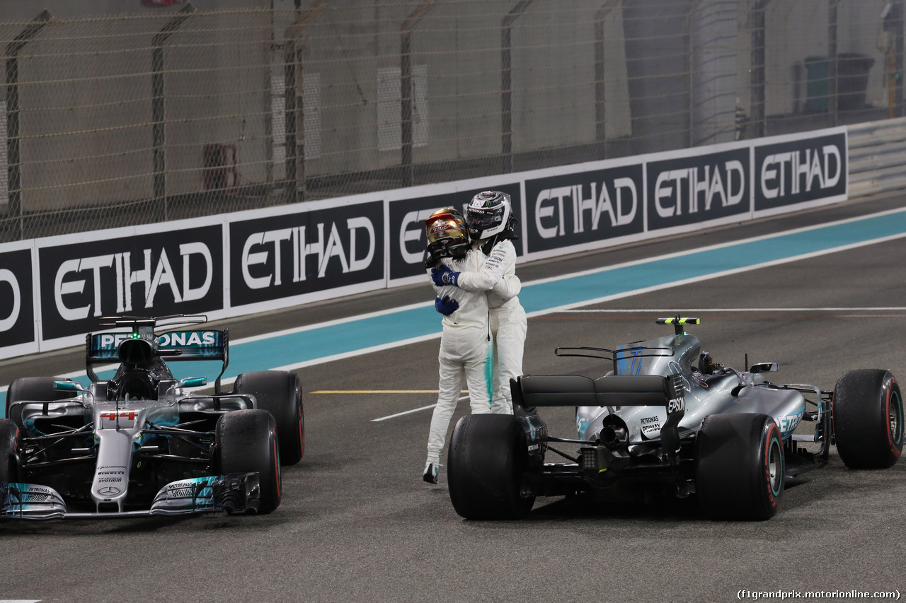 GP ABU DHABI, 26.11.2017 - Gara, 2nd place Lewis Hamilton (GBR) Mercedes AMG F1 W08 e Valtteri Bottas (FIN) Mercedes AMG F1 W08 vincitore