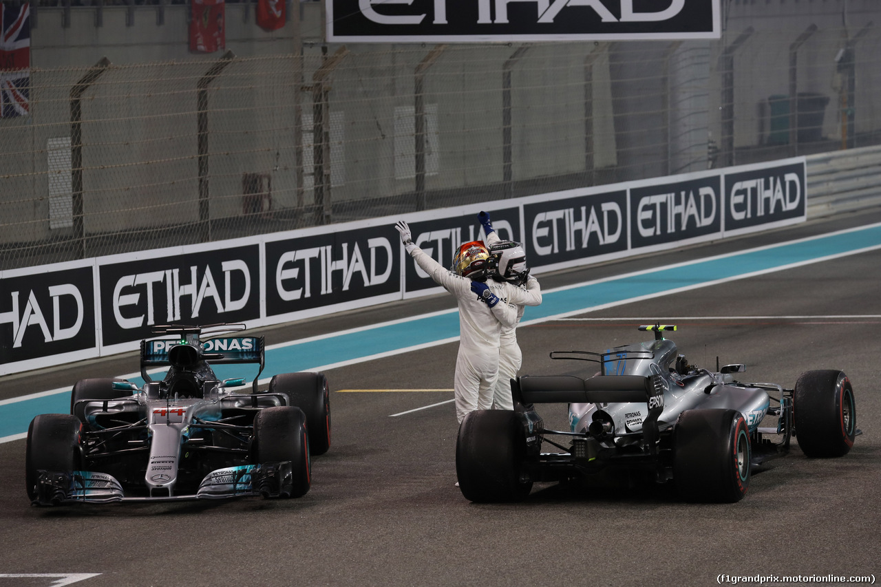 GP ABU DHABI, 26.11.2017 - Gara, 2nd place Lewis Hamilton (GBR) Mercedes AMG F1 W08 e Valtteri Bottas (FIN) Mercedes AMG F1 W08 vincitore