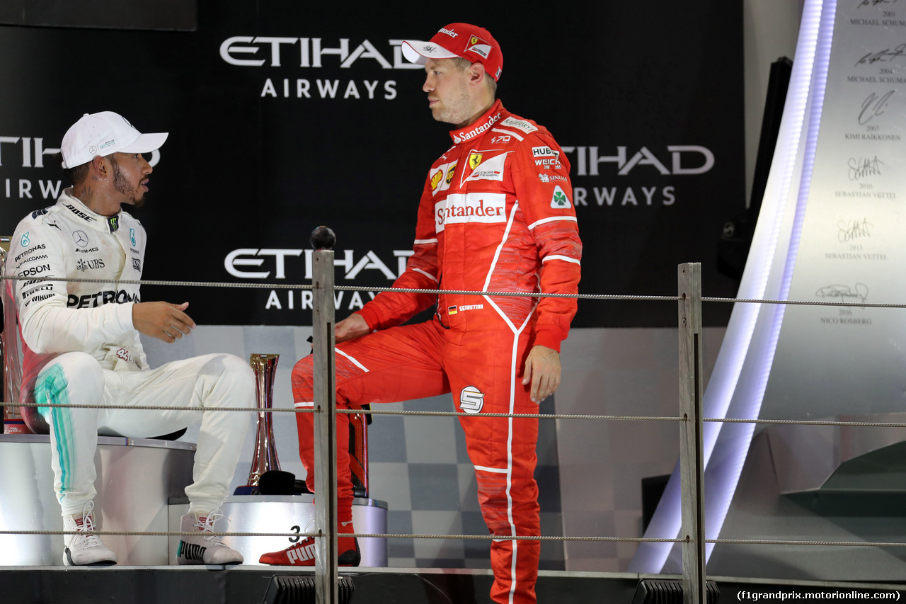 GP ABU DHABI, 26.11.2017 - Gara, 2nd place Lewis Hamilton (GBR) Mercedes AMG F1 W08 e 3rd place Sebastian Vettel (GER) Ferrari SF70H