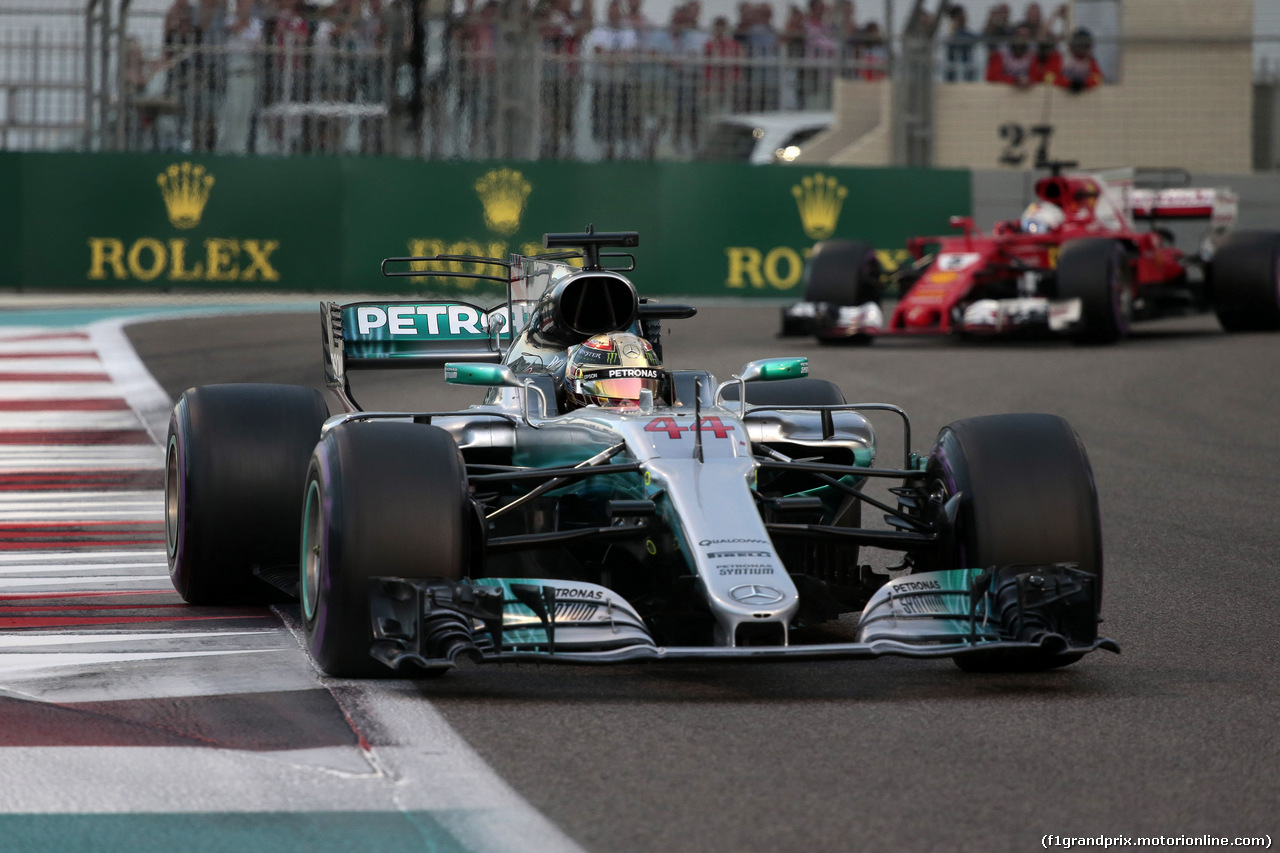 GP ABU DHABI, 26.11.2017 - Gara, Lewis Hamilton (GBR) Mercedes AMG F1 W08 e Sebastian Vettel (GER) Ferrari SF70H