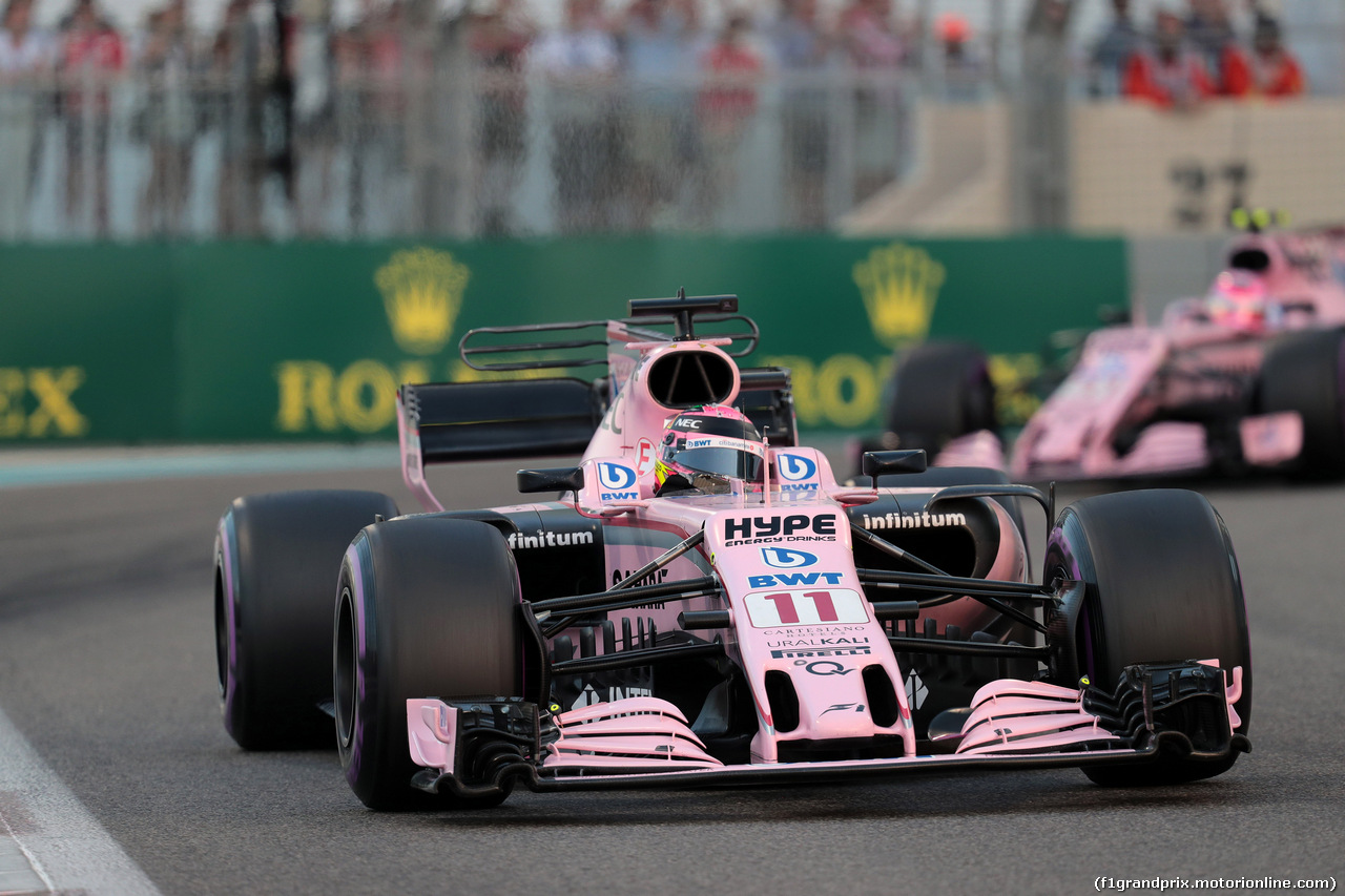 GP ABU DHABI, 26.11.2017 - Gara, Sergio Perez (MEX) Sahara Force India F1 VJM010 davanti a Esteban Ocon (FRA) Sahara Force India F1 VJM10
